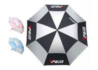 Un parapluie protégeant du vent des hommes d'opération de main, double parapluie de golf d'auvent fournisseur